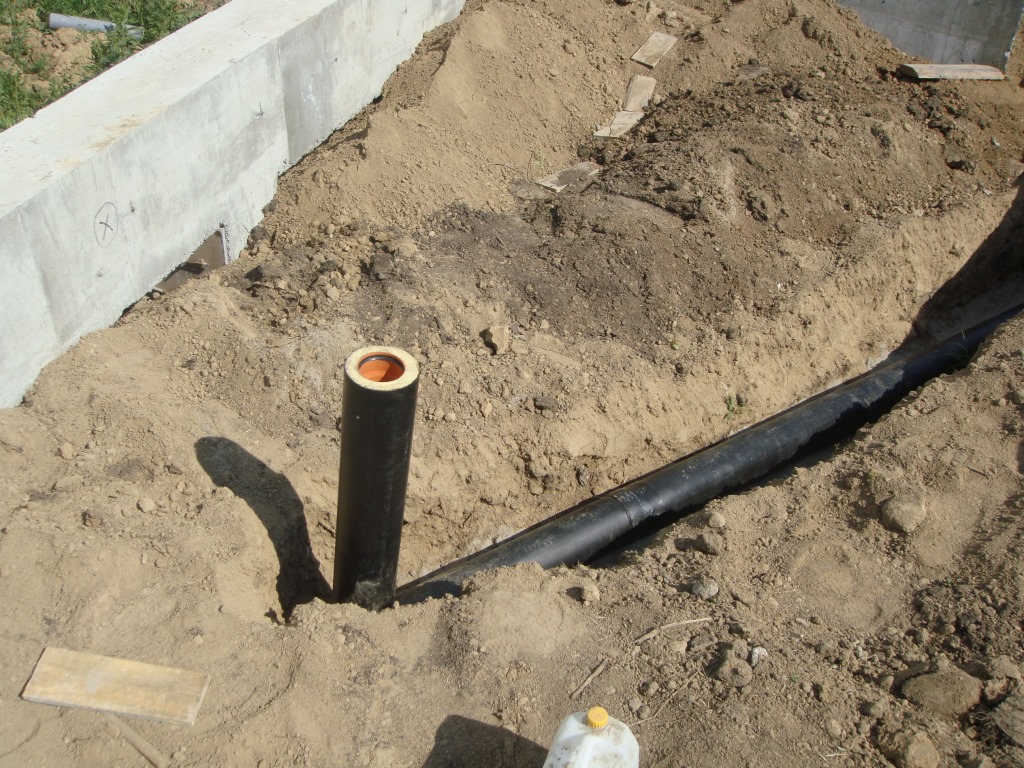 Монтаж утепленной канализационной трубы в частном доме